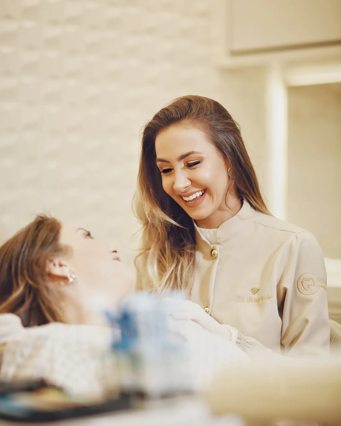 Dentista da Adelar Odontologia conversando com uma paciente na cadeira durante consulta de avaliação